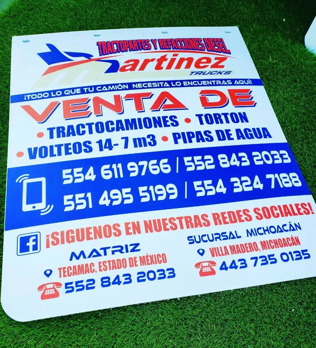 Lodera blanca con logotipo de una empresa de venta de tractocamiones, lista de unidades, teléfonos, matriz y sucursal