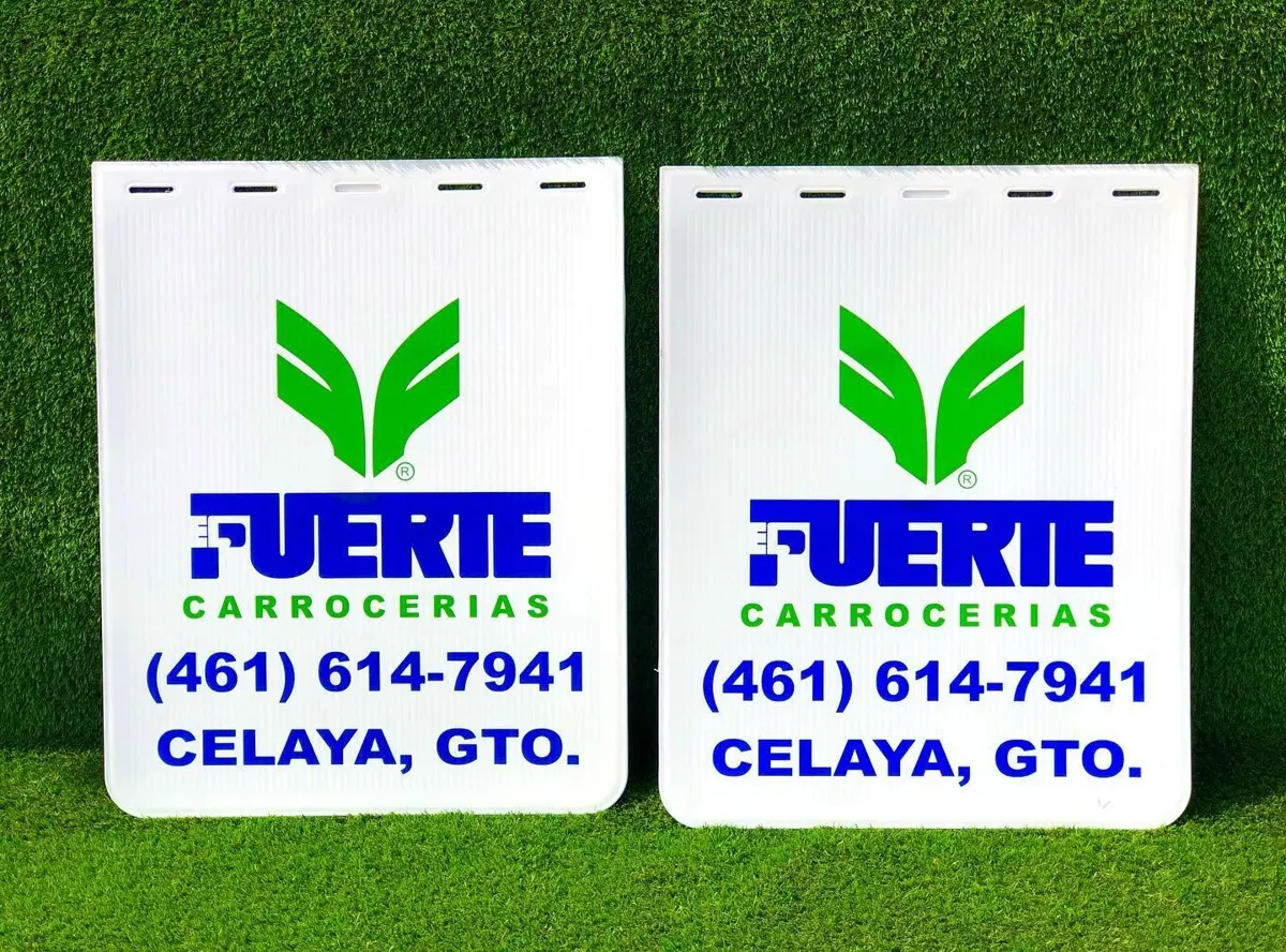 Par de loderas blancas con logotipo verde y azul de una empresa de carrocerías, teléfono y ciudad