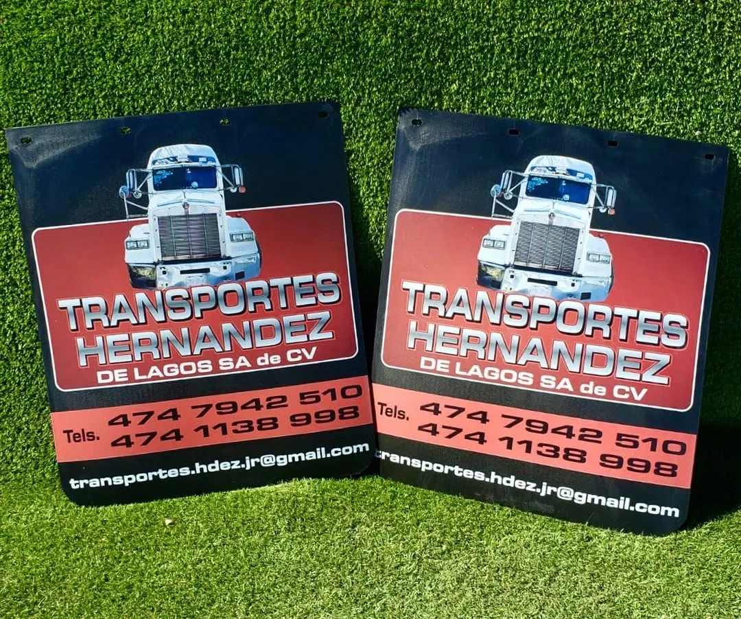Par de loderas negras con recuadro rojo, ilustración de tractocamión, razón social y teléfonos de una transportista de Los Altos de Jalisco