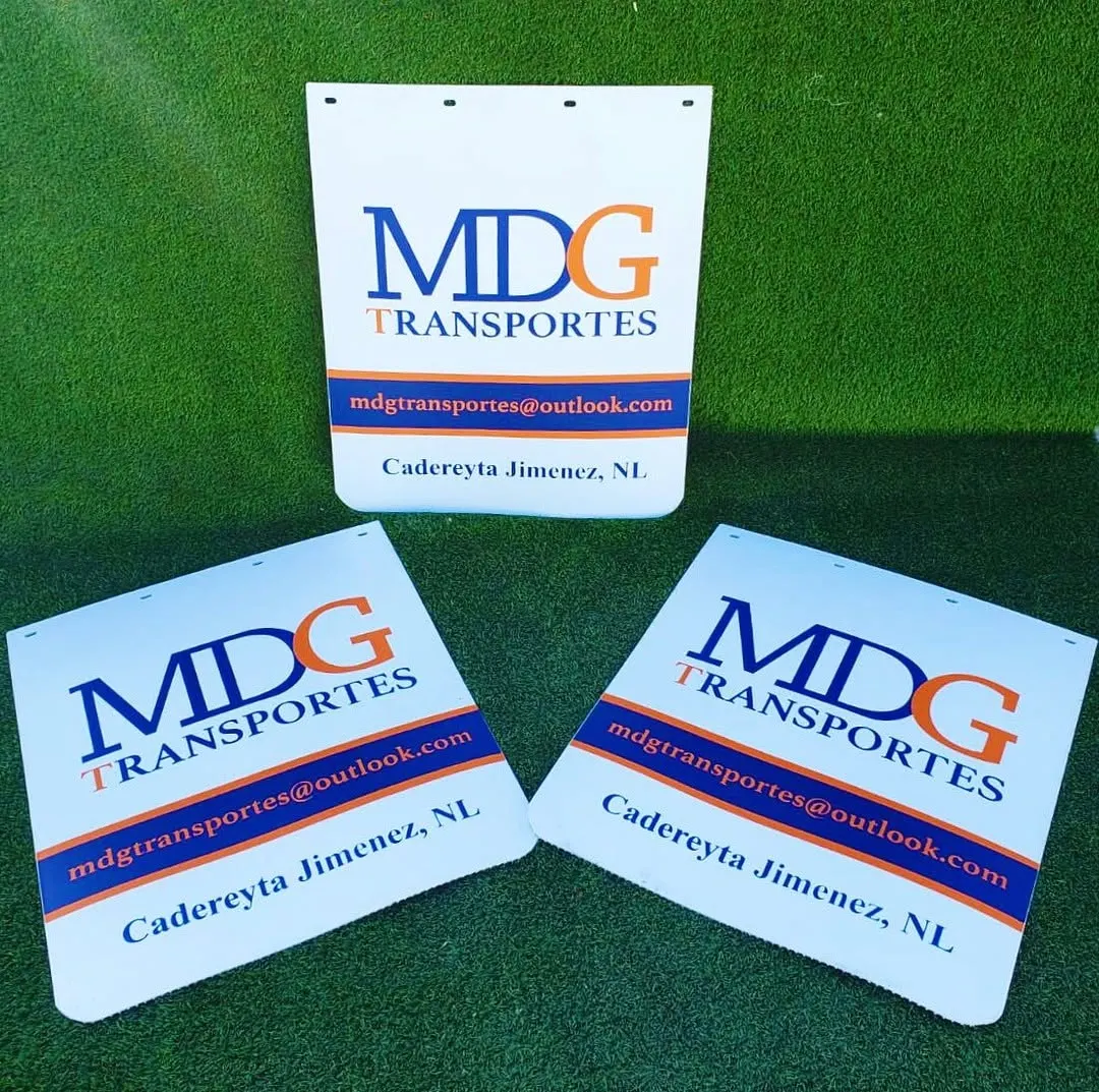 Tres loderas blancas con logotipo azul y naranja de una transportista, correo y municipio